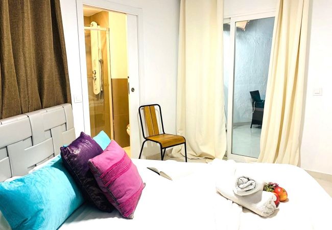 Rent by room in Playa de Las Americas - SEA COLOURS DELUXE ROOM Rent by room in Playa de Las Americas - SEA COLOURS DELUXE ROOM