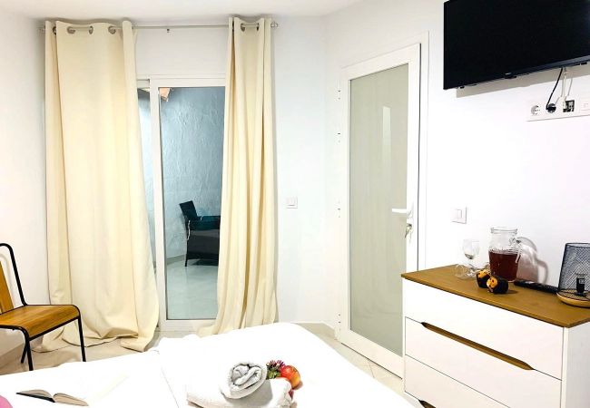 Rent by room in Playa de Las Americas - SEA COLOURS DELUXE ROOM Rent by room in Playa de Las Americas - SEA COLOURS DELUXE ROOM