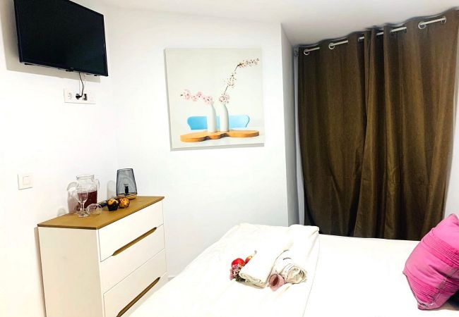 Rent by room in Playa de Las Americas - SEA COLOURS DELUXE ROOM Rent by room in Playa de Las Americas - SEA COLOURS DELUXE ROOM