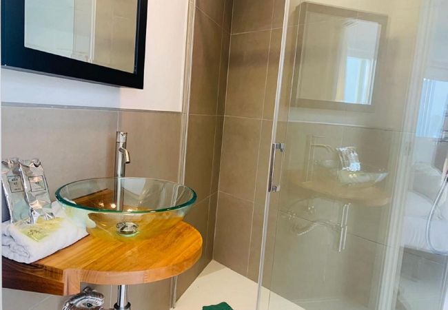 Rent by room in Playa de Las Americas - SEA COLOURS DELUXE ROOM Rent by room in Playa de Las Americas - SEA COLOURS DELUXE ROOM