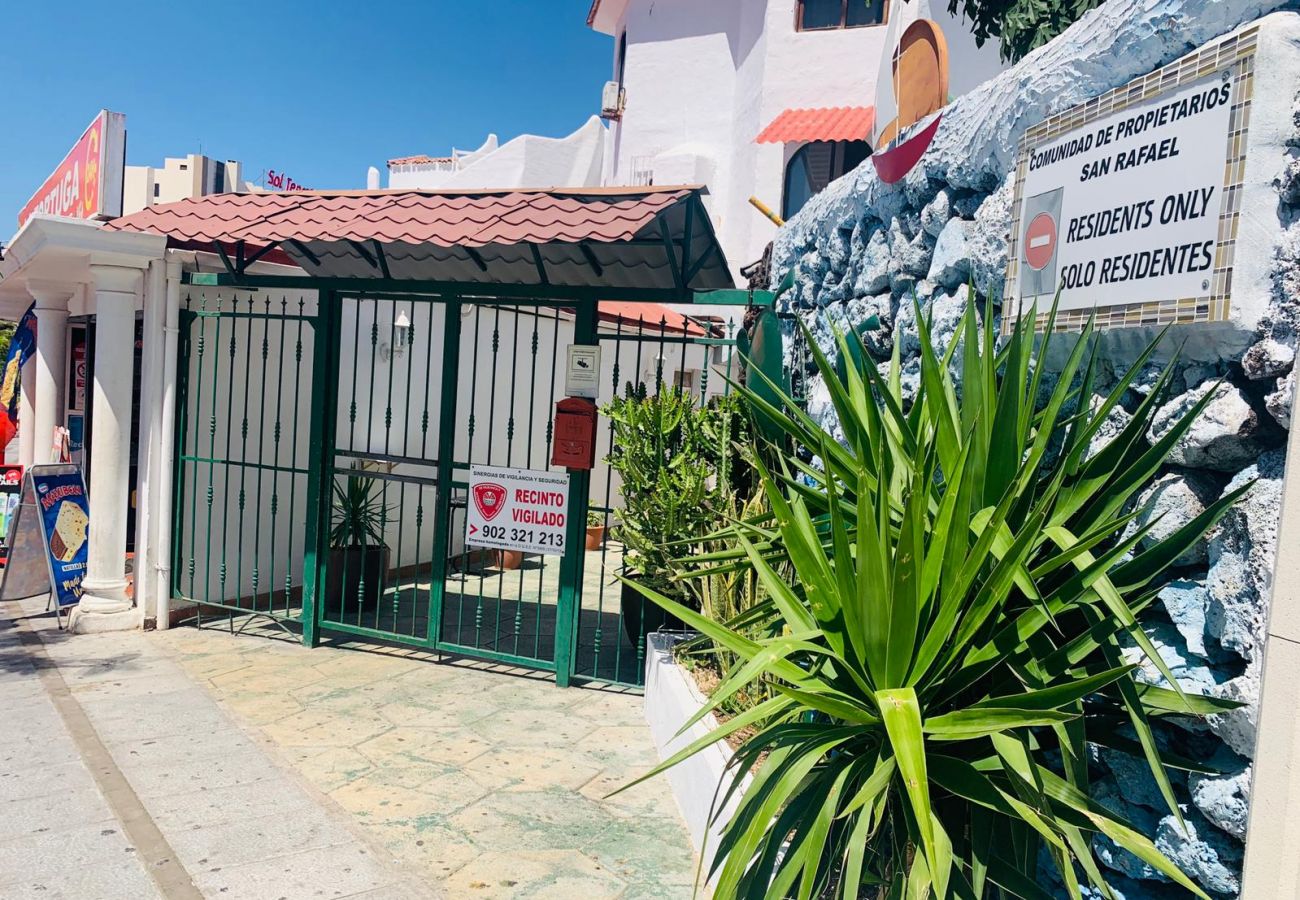 Apartment in Playa de Las Americas - JUST FOR YOU YOUNG AND FUN Apartment in Playa de Las Americas - JUST FOR YOU YOUNG AND FUN
