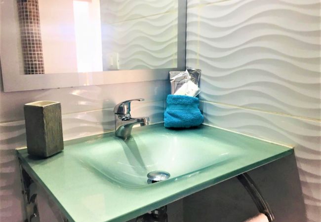 Апартаменты на Los Cristianos - MODERN APARTMENT, WIFI AND TV SAT, CLOSE LAS VISTA Апартаменты на Los Cristianos - MODERN APARTMENT, WIFI AND TV SAT, CLOSE LAS VISTA