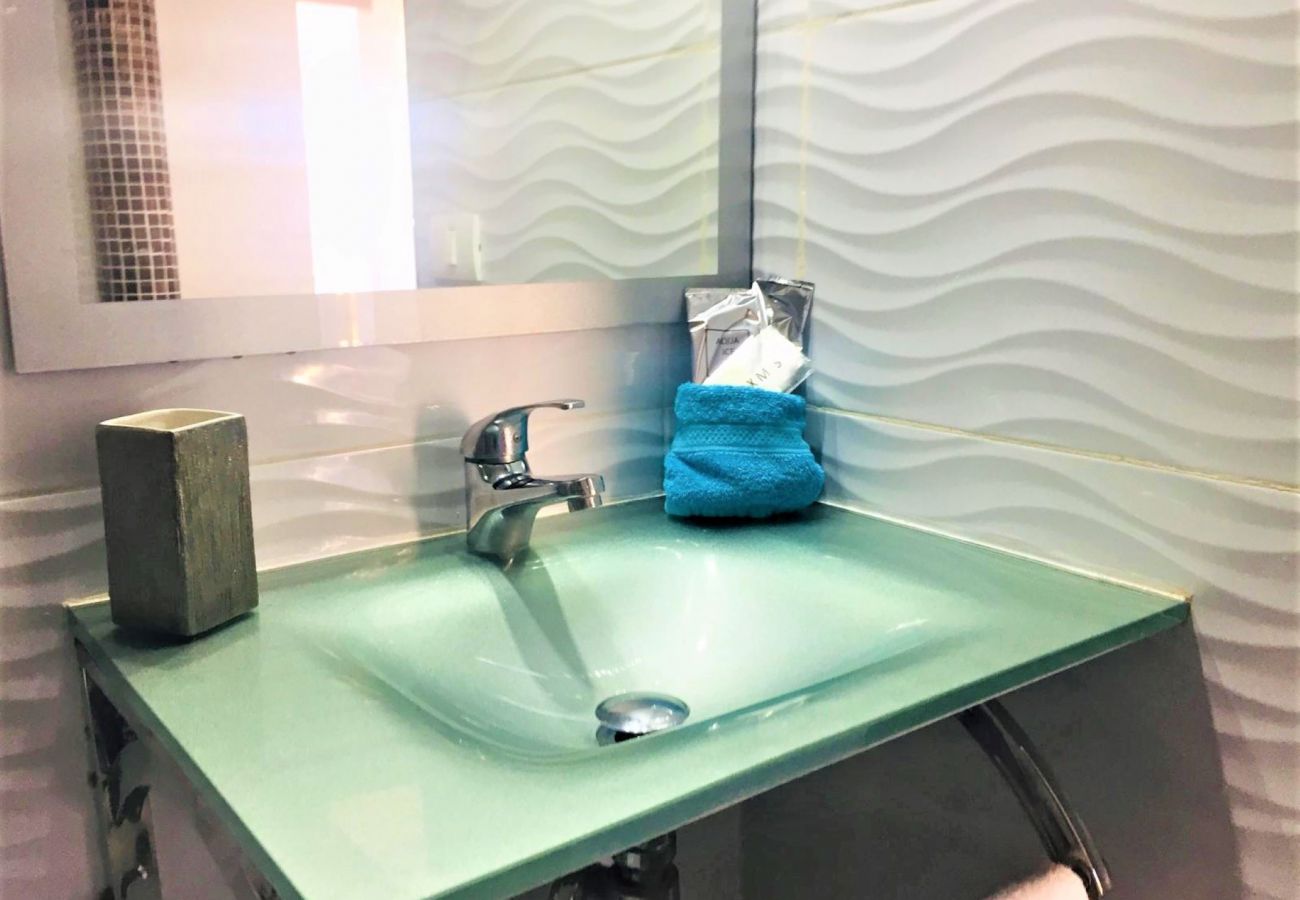 Апартаменты на Los Cristianos - MODERN APARTMENT, WIFI AND TV SAT, CLOSE LAS VISTA Апартаменты на Los Cristianos - MODERN APARTMENT, WIFI AND TV SAT, CLOSE LAS VISTA
